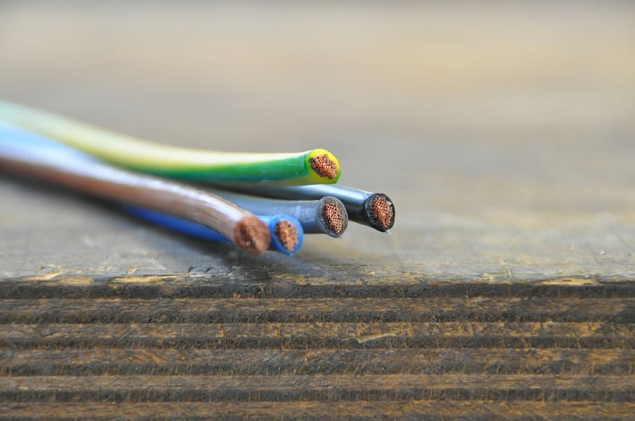 flach, fokus fotografie, elektrisch, Kabel, braun, hölzern, Tabelle, flacher Fokus, Fotografie, Holztisch, elektrischer Strom, elektrischen Draht, selektiver Fokus, Nahansicht, Tag, keine Leute, Sport, draußen, Holz - Material, Fokus auf den Vordergrund, grüne Farbe, Stillleben, Natur, Sonnenlicht, Kreativität, Kunst und Handwerk, Schreibgerät, kopieren sie platz, zwei Objekte, mehrfarbig, Essen und Trinken, Streichholz, 4K