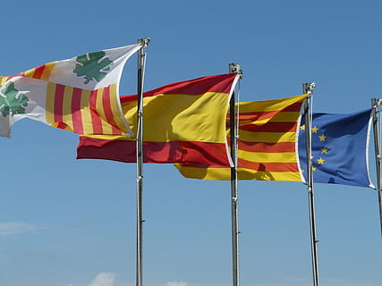 lippu, liput, tuuli, isku, värikäs, väri-, Espanja, Eurooppa, isänmaallisuus, päivä, ei ihmisiä, taivas, matala kulma, ympäristö, luonto, sininen, keltainen, heiluttaa, auringonvalo, raidallinen, tunne, napa, ulkona, muoto, kirkas taivas, kansallinen kuvake, 2K, CC0, public domain, rojaltivapaa