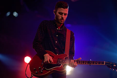 hombre, negro, camisa de vestir, jugando, guitarra, hombre de negro, vestido negro, música, etapa - espacio de actuación, músico, la música rock, hombres, actuación, guitarrista, concierto de musica popular, arte y Entretenimiento, guitarra electrica, ejecutante, banda de música, evento de artes escénicas, entretenimiento, la vida nocturna, instrumento musical, machos, gente, habilidad, Metal pesado, músico pop, rock moderno, una persona, un solo hombre, sólo hombres, iluminado, cultura de las artes y entretenimiento, jóvenes, adulto joven, artista, instrumento de cuerda, equipo musical, noche, escenario, arrancando un instrumento, Festival de Música, 5K, CC0, dominio público, libre de derechos