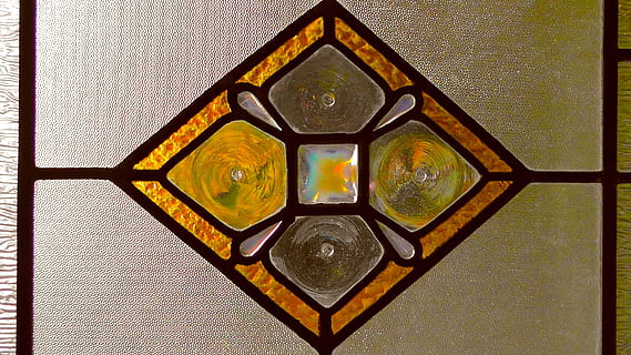 ornament, estructura, colorit, fons, art, color, ornaments, vidre, entrada, figura, forma geomètrica, forma, simetria, patró, resum, primer pla, marc complet, disseny, cap gent, textura, hexàgon, a l'interior, creativitat, cercle, art i artesania, groc, finestra, metall, multicolor, arquitectura, sostre, fons abstractes, compost digital, motiu floral, ornamentat, 2K, CC0, domini públic, lliure de regalies