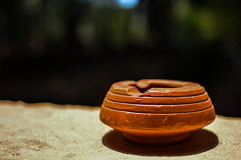 asbak, obyek, fokus, tanah liat, dr tanah liat, makanan, makanan dan minuman, objek tunggal, makanan manis, tidak ada orang, fokus pada latar depan, coklat, kesegaran, merapatkan, bayangan, sinar matahari, alam, godaan, di luar rumah, manis, bahan kayu, kesenangan, kesejahteraan, fokus selektif, camilan, 2K, CC0, domain publik, bebas royalti