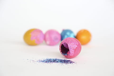 ouă, Paști, confeti, luciu, cascarones, primăvară, fundal alb, studio shot, multi colorate, variație, a închide, nici o persoana, mâncare dulce, alimente, mancare si bautura, dulce, în interior, grup de obiecte, indulgenţă, selectiv, bomboane, alegere, ou de Paște, culoarea roz, natură moartă, ispită, Violet, 5K, CC0, domeniu public, fără drepturi de autor