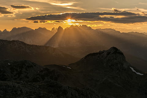 Foto, bjergbjerge, solopgang, bjerge ved solnedgang, himmel, Sky, bjerg, sollys, gul, scenics - natur, bjergkæde, sky - himmel, skønhed i naturen, miljø, natur, solnedgang, landskab, jord, bjergtop, sol, solstråle, rejse, rock-objekt, klippe, solid, udendørs, ingen mennesker, 5K, CC0, offentligt domæne, royaltyfrie