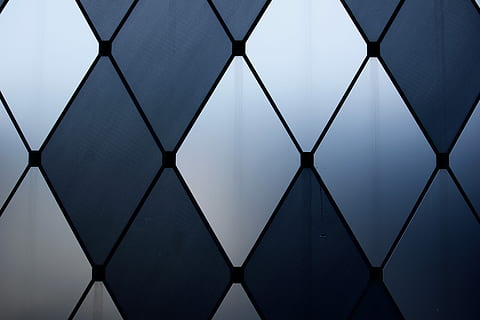 Weiß, schwarz, Rautenmuster Tapete, Klarglasfenster, Fliese, Muster, Mosaik-, Wand, Hintergrund, Nahansicht, Blau, keine Leute, Vollbild, Studioaufnahme, Hintergründe, drinnen, Himmel, die Architektur, Stärke, Zaun, Sicherheit, Schutz, Maschendrahtzaun, Maschendraht, Natur, Verbindung, Gitter, 5K, CC0, gemeinfrei, lizenzfrei
