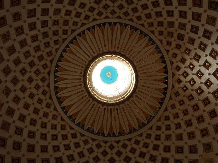 patró, mandala, flor, cúpula, arquejat, manta, decorat, ornament, daurat, arquitectura, sostre, cercle, vista d’angle baix, a l'interior, estructura construïda, cap gent, forma geomètrica, forma, religió, disseny, espiritualitat, lloc de culte, dia, creença, directament a sota, ornamentat, 4K