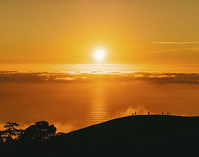 solnedgang, kropp, vann, sol, skyer, himmel, fjell, trær, mennesker, silhouette, skygge, reise, eventyr, natur, skumring, soloppgang - daggry, scenics, landskap, utendørs, sollys, hav, naturskjønnhet - natur, skjønnhet i naturen, ro, oransje farge, rolig scene, sky - himmel, dramatisk himmel, idylliske, miljø, ingen folk, atmosfærisk stemning, romantisk himmel, 5K, CC0, offentlig domene, opphavsrett gratis