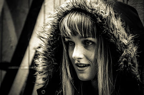 foto in scala di grigi, donna, indossare, cappotto, burlesco, Modelli, ragazza, modello, bella, ritratto, signora, esotico, posa, persone, donne, bianco e nero, giovane adulto, bellezza, una persona, all'aperto, femmine, bellissimo, volto umano, etnia caucasica, moda, adulto, colpo alla testa, acconciatura, capelli, avvicinamento, guardando la fotocamera, capelli biondi, capelli lunghi, giovani donne, emozione, analizzare, cercare, guardare, vista frontale, parte del corpo umano, stili di vita, bella donna, Capello umano, cappuccio - abbigliamento, frangia, contemplazione, adolescente, 4K, CC0, dominio pubblico, privo di copyright