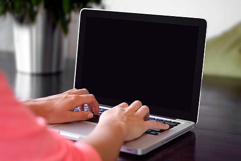 persona, portar, rosa, escrivint camises, gris, ordinador portàtil, escriptori, utilitzant, portàtil, escriure, tecnologia, ordinador, treballar, pantalla, mac, MacBook Pro, llança, oficina, empresari, lancer, mà, tecnologia sense fils, mà humana, connexió, comunicació, part del cos humà, equips informàtics, una persona, usant portàtil, treball, adult, enfocament selectiu, teclat, monitor d’ordinador, teclat d’ordinador, utilitzant l’ordinador, clau d’ordinador, 4K, CC0, domini públic, lliure de regalies