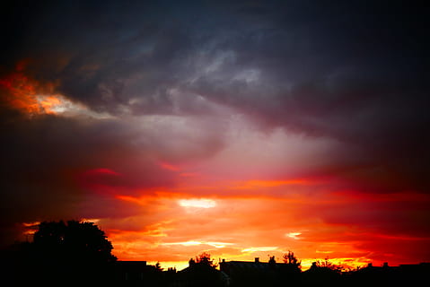 solnedgang, skyer, sunsetting, storm, landskab, silhuet, dramatisk himmel, sky - himmel, mørk, scenics, himmel, skønhed i naturen, scenics - natur, orange farve, natur, ingen mennesker, ro, træ, rolig scene, plante, udendørs, idyllisk, overskyet, ærefrygt, lav vinkel visning, ildevarslende, romantisk himmel, 4K, CC0, offentligt domæne, royaltyfrie