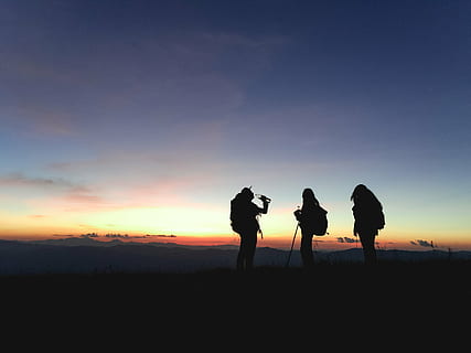 actividad, aventuras, retroiluminado, mochila, escaladores, campo, oscuro, amanecer, bebida, oscuridad, noche, extremo, dom, divertido, grupo, feliz, alto, caminata, caminantes, excursionismo, colina, horizonte, viaje, paisaje, ocio, ligero, hombre, montaña, naturaleza, al aire libre, panorámico, pico, gente, recreación, escénico, silueta, Deportes, en pie, puesta de sol, equipo, juntos, parte superior, turismo, trekking, ver, agua, mujer, joven, unión, hombres, amistad, cielo, gente real, estilos de vida, belleza en la naturaleza, actividad de ocio, grupo de personas, tierra, paisajes - naturaleza, escena tranquila, tranquilidad, color naranja, copia espacio, emoción positiva, fotógrafo, cámara digital, 2K