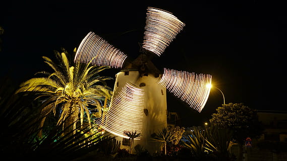 moinho de vento, Exposição longa, noite, iluminado, arquitetura, ninguém, plantar, Palmeira, árvore, cidade, estrutura construída, exterior do edifício, natureza, céu, equipamento de iluminação, movimento borrado, movimento, ao ar livre, clima tropical, visão de baixo ângulo, luz - fenômeno natural, leve, vida noturna, folha de palmeira, 5K, CC0, domínio público, royalty free