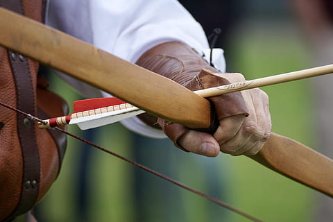 Person, halten, Recurve-Bogen, Pfeil, Bogen, Bogenschießen, Ziele, bogensport, Tempus, Konzentration, Turnier, Tradition, traditionell, Zoll, historisch, Fokus auf den Vordergrund, menschliche Hand, Hand, Nahansicht, eine Person, menschliches Körperteil, Männer, Mittelteil, Tag, draußen, Erwachsene, Besetzung, Vorbereitung, echte Menschen, Lebensstile, Sport, Seil, Kleidung, 5K, CC0, gemeinfrei, lizenzfrei