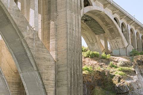 puente de concreto marrón, base del puente de concreto, puente, arquitectura, construcción, columna, rio washington, Washington, río, rio columbia, columbio, America, brutalismo, cemento, monroe st bridge, río spokane, parque ribereño, estructura construida, columna arquitectonica, historia, arco, el pasado, exterior del edificio, puente - estructura hecha por el hombre, nadie, día, naturaleza, destinos de viaje, antiguo, conexión, viaje, turismo, vista de ángulo bajo, al aire libre, planta, columnata, civilización antigua, puente de arco, arqueología, 4K, CC0, dominio público, libre de derechos