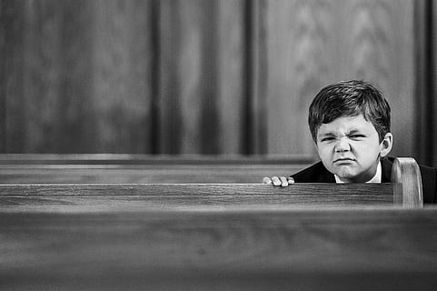în tonuri de gri, băiat, ședință, strană, față, rid, expresie, emoţie, biserică, copil, oameni, alb-negru, băieți, o persoana, copilărie, masculi, bărbați, descendenți, portret, tristeţe, lovitură de cap, lemn - material, vedere din față, selectiv, masa, in cautarea, depresie - tristețe, contemplare, nevinovăţie, 4K, CC0, domeniu public, fără drepturi de autor
