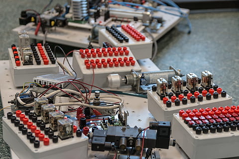 elektronika, technologie, Věda, tech, automatizace, zařízení, průmysl, vysoký úhel pohledu, velká skupina objektů, uvnitř, řízení, spojení, stroje, nikdo, v řadě, stůl, Červené, podnikání, den, elektronický průmysl, kabel, obvodová deska, detail, selektivní zaměření, elektrické zařízení, 2K, CC0, veřejná doména, bez autorských práv