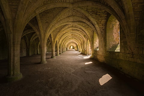 Flur, grau, Beton, Bogen, die Architektur, Architektur und Gebäude, alt, Tunnel, drinnen, dunkel, uralt, Gang, keine Leute, Geschichte, architektonische Säule, gebaute Struktur, die Vergangenheit, Arkade, der Weg nach vorn, Richtung, Gebäude, Reiseziele, abnehmende Perspektive, Tourismus, Schatten, Decke, Abtei, Kolonnade, 5K, CC0, gemeinfrei, lizenzfrei