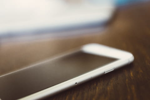 minkštas, sutelkti dėmesį, „iPhone“, minkštas fokusavimas, objektų, technologijos, Iš arti, belaidžio ryšio technologija, mediena - medžiaga, įranga, internetas, Mobilusis telefonas, nėra žmonių, verslą, mobilumą, komunikacijos, telefonu, kompiuteris, išmanusis telefonas, dieną, ryšį, perkeliamumas, nešiojamas kompiuteris, lentelė, patalpose, vienas objektas, kompiuterinis tinklas, nešiojamas informacijos įrenginys, patogumas, atrankinis dėmesys, elektroninis organizatorius, pranešimą, pasauliniai ryšiai, 4K, CC0, Viešasis domenas, nemokamai