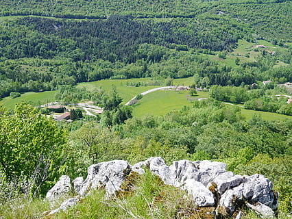 montagna, paesaggio, albero, estate, natura, vercors, pianta, colore verde, crescita, scenics - natura, scena tranquilla, la tranquillità, bellezza nella natura, ambiente, giorno, terra, nessuno, vista dall'alto, scena non urbana, idilliaco, fogliame lussureggiante, fogliame, foresta, all'aperto, 4K, CC0, dominio pubblico, privo di copyright