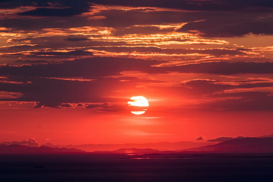 sol, cobert, núvols, cel, nit, lluna, llum, vista, posta de sol, naturalesa, vespre, mar, llum solar, estiu, sortida del sol - alba, paisatge, escenics, bellesa a la natura, núvol - cel, escenics - natura, color taronja, escena tranquil·la, tranquil·litat, cap gent, cel dramàtic, aigua, idíl·lic, silueta, a l'aire lliure, volant, medi ambient, cel romàntic, 5K
