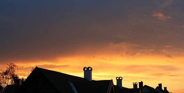 tramonto, tetti, umore, nuvole, crepuscolo, luce, esterno dell'edificio, architettura, struttura costruita, silhouette, colore arancione, cielo, costruzione, tetto, Casa, nuvola - cielo, natura, quartiere residenziale, nessuno, sezione alta, camino, Inquadratura dal basso, fabbrica, all'aperto, bellezza nella natura, tegola, cielo romantico, 2K, CC0, dominio pubblico, privo di copyright