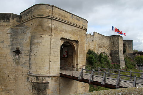 castillo, caen, puente levadizo, medieval, puerta, Normandía, arquitectura, estructura construida, exterior del edificio, bandera, nube - cielo, patriotismo, historia, el pasado, cielo, naturaleza, día, nadie, destinos de viaje, edificio, al aire libre, viaje, barandilla, arco, ciudad, 5K, CC0, dominio público, libre de derechos