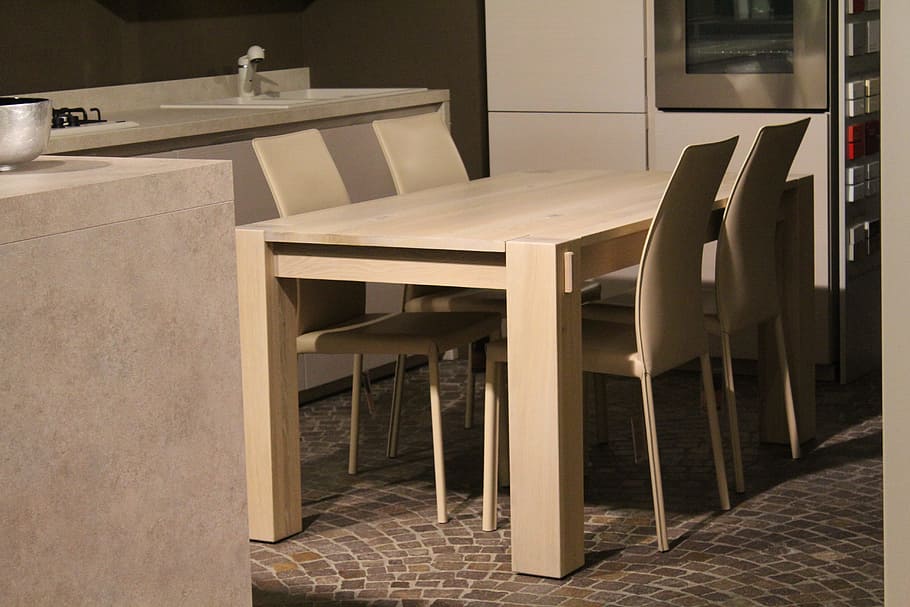 rectangular, blanc, fusta, taula de menjador, conjunt, taula, cadires, interior, decoració interior, casa, Arredo, seient, cadira, cap gent, mobles, a l'interior, sòls, material de fusta, equipament per a la llar, absència, modern, sòl de rajoles, arquitectura, habitació domèstica, menjar i beguda, buit, higiene, estructura construïda, interior de casa, luxe, configuració, 5K