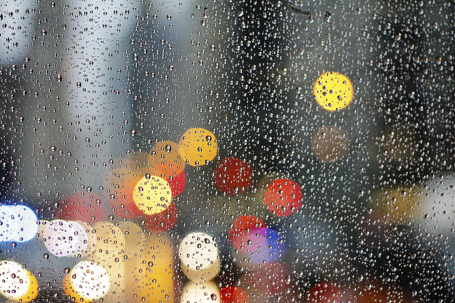 Tröpfchen, Glasscheibe, Bokeh Fotografie, Glasplatte, Tau, Beleuchtung, Regen, Fenster, Bokeh, Gelb, rot, nass, Glas - Material, fallen, Wasser, transparent, Vollbild, drinnen, Regentropfen, keine Leute, Regenzeit, Nahansicht, Hintergründe, Transport, Natur, Kraftfahrzeug, Auto, Glas, 5K