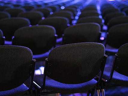 konference sal, sorte ledige stole, stole, auditorium, lilla, hal, bestille, sæde, stol, kunstkultur og underholdning, i en række, biograf, tom, ingen mennesker, fravær, indendørs, gentagelse, filmindustrien, blå, fokus på forgrunden, scene teater, stor gruppe af objekter, forventning, baggrunde, film, 5K, CC0, offentligt domæne, royaltyfrie