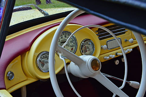 samochód, oldtimer, żółty, deszcz, Stary samochód, weteran, zabytkowe pojazdy, transport, klasyczny, styl, retro, automatyczny, stary, zabytkowy samochód, rząd, pojazd, technika, środek transportu, kierownica, panel sterowania, pojazd silnikowy, wnętrze pojazdu, pojazd lądowy, deska rozdzielcza, żadnych ludzi, zbliżenie, wnętrze samochodu, prędkościomierz, dzień, technologia, na dworze, staromodny samochód, metal, koło, gospodarka, 2K, CC0, domena publiczna, darmowe zdjęcia