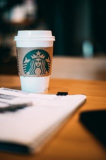 selektiv, fokus fotografie, Starbucks Kaffeetasse, Weiß, Starbucks Cup, braun, hölzern, panel, Kaffee, Tagebuch, Tasse, Tabelle, Geschäft, Latté, Starbuck, Journaling, Getränk, Büro, Tapete, Arbeit, Frühstück, Ausruhen, Entspannen Sie Sich, Morgen, kommerziell, Logo, korporativ, selektiver Fokus, Essen und Trinken, Becher, keine Leute, Erfrischung, drinnen, Nahansicht, Kaffeetasse, Tee, Kaffee trinken, heisses Getränk, Holz - Material, Restaurant, Fokus auf den Vordergrund, Teetasse, Geschirr, 2K, CC0, gemeinfrei, lizenzfrei