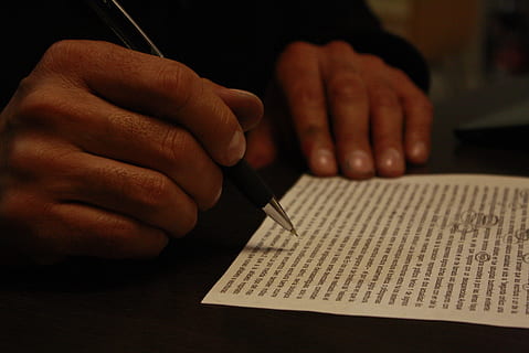 uomo, nero, a maniche lunghe, camicia, detenzione, penna a sfera, uomo in nero, Testi, esercizio, scrivere, penna, mani, carta, lettera, scrittura, comunicazione, idee, mano umana, parte del corpo umano, una persona, in casa, avvicinamento, adulto, mano, libro, pubblicazione, persone reali, parte del corpo, concentrarsi sulle conoscenze acquisite, attività, testo, dito, dito umano, studiando, 2K, CC0, dominio pubblico, privo di copyright