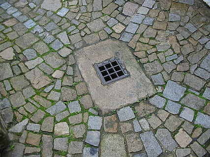 Pflasterung, Kanal, Pfad, Kopfsteinpflaster, Straße, Muster, Fußweg, Tag, keine Leute, Stein, Geometrische Figur, High Angle View, Pflasterstein, Stadt, gestalten, draußen, texturiert, Mannloch, direkt darüber, Design, stein material, Bürgersteig, 1080P, CC0, gemeinfrei, lizenzfrei