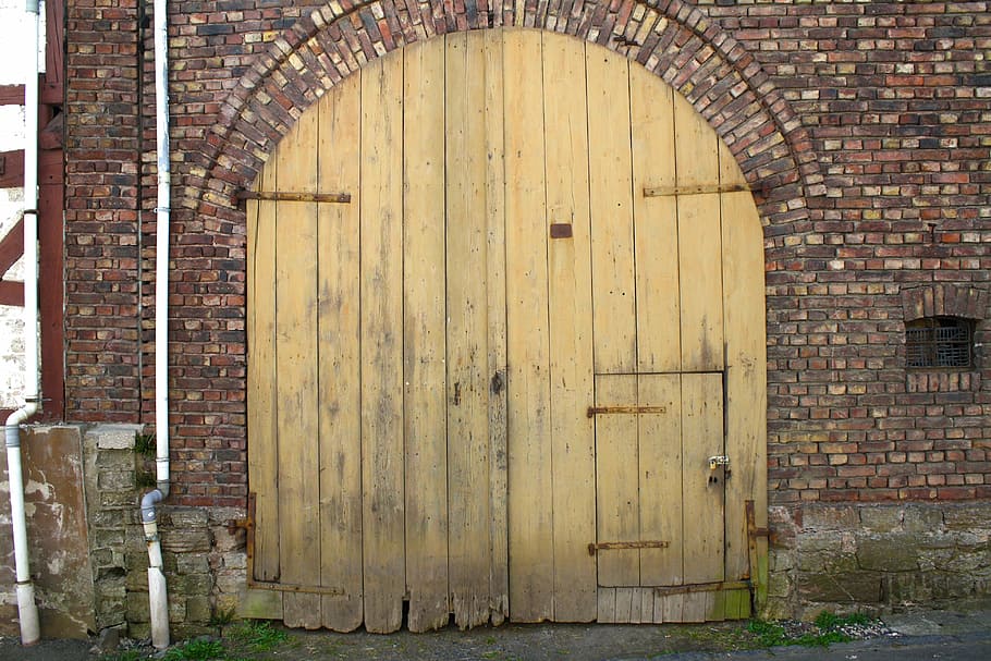 gamle port, gamle dør, væg, bortfaldet, lade, mursten, låge dør, indgang, dør, arkitektur, bygget struktur, lukket, bygning udvendig, træ - materiale, murstens væg, sikkerhed, ingen mennesker, dag, beskyttelse, bue, bygning, gammel, murbygningsfunktion, Port, udendørs, 4K