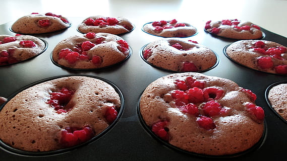eben, legen, Fotografie, Kekse, Muffins, Backen, Cupcake, Beere, Gebäck, Süss, hausgemacht, gebacken, Obst, Dessert, köstlich, lecker, Himbeeren, Essen und Trinken, Frische, Lebensmittel, Süßes Essen, Versuchung, Stillleben, Genuss, drinnen, fertig für den Verzehr, ungesunde Ernährung, Nahansicht, Kuchen, keine Leute, rot, High Angle View, Beerenfrucht, Muffin, Tablett, 1080P, CC0, gemeinfrei, lizenzfrei
