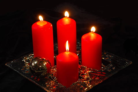 advento, luz de velas, chama, vela, ardente, espiritualidade, vermelho, religião, fogo, fogo - fenômeno natural, calor - temperatura, dentro de casa, iluminado, fechar-se, ninguém, decoração, natureza, Sombrio, sala escura, grupo de objetos, brilhando, Natal, ainda vida, feriado, fundo preto, 4K, CC0, domínio público, royalty free
