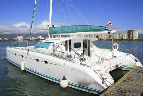 Boot, Strand, Sol, Reise, beschädigen, Wasserfahrzeug, Transport, Meer, Wasser, keine Leute, Yacht, Transportmittel, Himmel, festgemacht, Segelboot, Natur, Pole, Tag, wolke - himmel, Mast, Seil, Sonnenlicht, Hafen, draußen, Luxus, Kreuzfahrtschiff, 2K, CC0, gemeinfrei, lizenzfrei