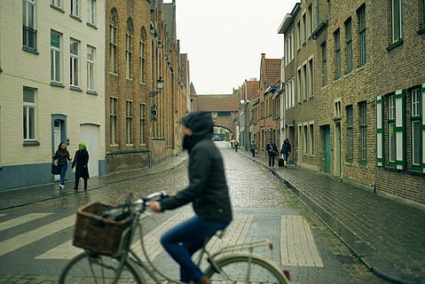 arquitectura, edifici, infraestructura, estructura, establiment, apartament, finestres, condomini, ciutat, exterior de l'edifici, estructura construïda, bicicleta, homes, transport, carrer, adult, gent, caminar, vida de ciutat, moviment, grup de persones, estils de vida, en moviment, manera de transport, ciclisme, esport, a l'aire lliure, muntar a cavall, exterior d’edifici d’oficines, 5K, CC0, domini públic, lliure de regalies