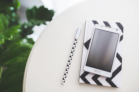 biały, lg phablet, Top, bułczasty, stół, tech, technologia, mobilny, telefon komórkowy, telefon, smartfon, pusty ekran, ekran, zbliżenie, dotyk ekranu, długopis, Uwaga, notatki, notatnik, żadnych ludzi, połączenie, martwa natura, skupić się na pierwszym planie, wewnątrz, porozumiewanie się, wysoki kąt widzenia, technologia bezprzewodowa, biały kolor, komputer, studio strzał, sprzęt, Dziennik, publikacja, białe tło, wyposażenie komputera, pusty, w kolorze srebrnym, 5K, CC0, domena publiczna, darmowe zdjęcia