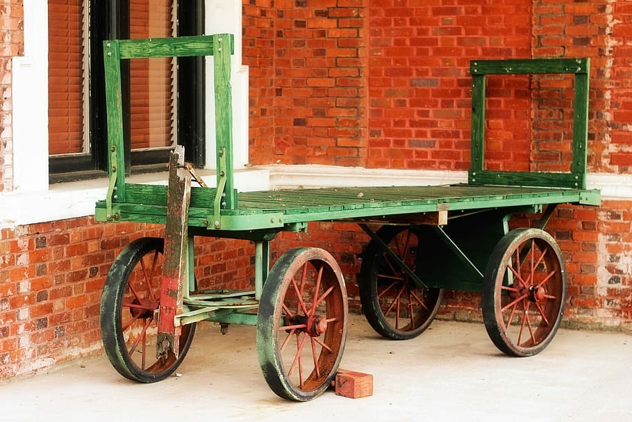 koła wagonu, ceglana ściana, wóz, koła, cegła, Ściana, Zielony, Pomarańczowy, koło, transport, środek transportu, nieruchomy, czerwony, architektura, zbudowana struktura, na zewnątrz budynku, żadnych ludzi, dzień, funkcja budowy ścian, budynek, wózek, pojazd lądowy, na dworze, drewno - materiał, okno, opona, 1080P