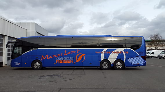 autobus, niebieski, niebo, chmury, podróżować, stoisko, pojazd, wakacje, setra, reklama, ślizgać się, kierowca autobusu, trener, autobus szkolny, warsztat, obsługa klienta, podróż autobusem, luksus, środek transportu, pojazd silnikowy, transport, chmura - niebo, samochód, pojazd lądowy, żadnych ludzi, tekst, porozumiewanie się, znak, Droga, pismo zachodnie, Natura, samochód ciężarowy, architektura, na dworze, dzień, pochmurny, opona, koło, 4K, CC0, domena publiczna, darmowe zdjęcia