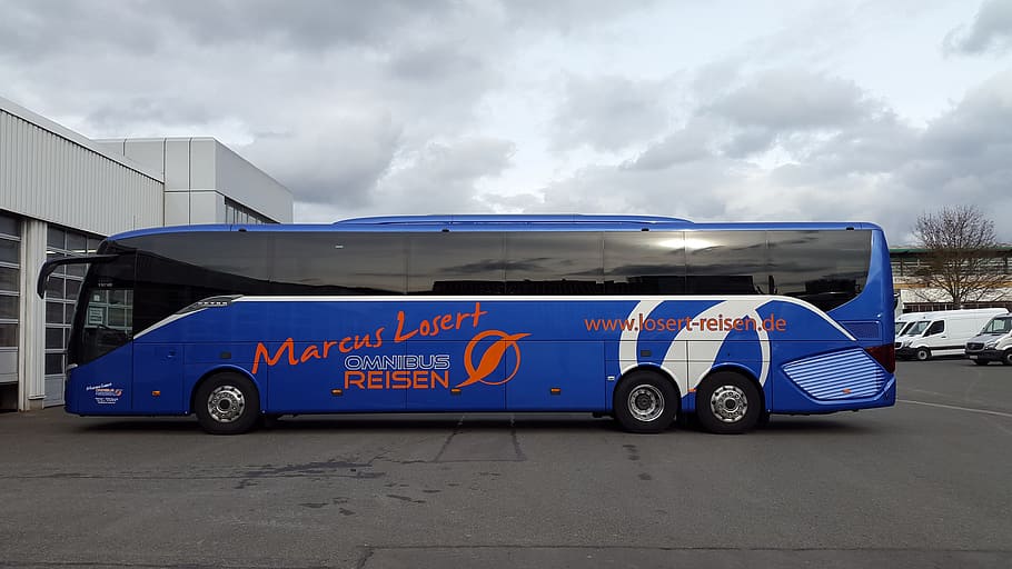 autobus, niebieski, niebo, chmury, podróżować, stoisko, pojazd, wakacje, setra, reklama, ślizgać się, kierowca autobusu, trener, autobus szkolny, warsztat, obsługa klienta, podróż autobusem, luksus, środek transportu, pojazd silnikowy, transport, chmura - niebo, samochód, pojazd lądowy, żadnych ludzi, tekst, porozumiewanie się, znak, Droga, pismo zachodnie, Natura, samochód ciężarowy, architektura, na dworze, dzień, pochmurny, opona, koło, 4K