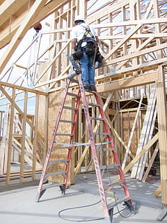 tomber, protection, constructeur, industrie de construction, chantier de construction, cadre de construction, bâtiment - activité, travailleur manuel, travail, maison, structure construite, bâtiment résidentiel, Hommes, Occupation, bois - matériau, ouvrier du batiment, industrie, architecture, équipement, materiel de construction, une personne, toute la longueur, développement, extérieur du bâtiment, Vêtements décontractés, couvre-chef, casque, échafaudage, journée, en plein air, échelle, amélioration de l'habitat, plafond, 2K, CC0, domaine public, libre de droits