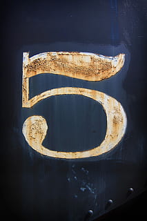 numero 5 puutaidetta, valkoinen, g numero, sininen, tausta, rakenne, määrä, viisi, ruoste, 5, osoite, ei ihmisiä, lähikuva, sisällä, ruoka ja juoma, ruosteinen, ruoka, antropomorfisia, musta väri, taide ja käsityö, yksinkertaisuus, asetelma, taustat, muoto, vanha, viestintä, valmis syömään, metalli-, geometrinen muoto, 4K, CC0, public domain, rojaltivapaa