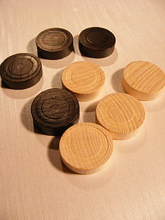 backgammon, sort, bestyrelse, spil, sind, stykker, strategi, bord, hvid, sport rekreation, træ - materiale, mønt, indendørs, ingen mennesker, høj vinkel visning, stilleben, gruppe af objekter, Brun, finansiere, variation, valg, form, cirkel, geometrisk form, forretning, studio skud, arrangement, tæt på, medium gruppe af objekter, 2K, CC0, offentligt domæne, royaltyfrie