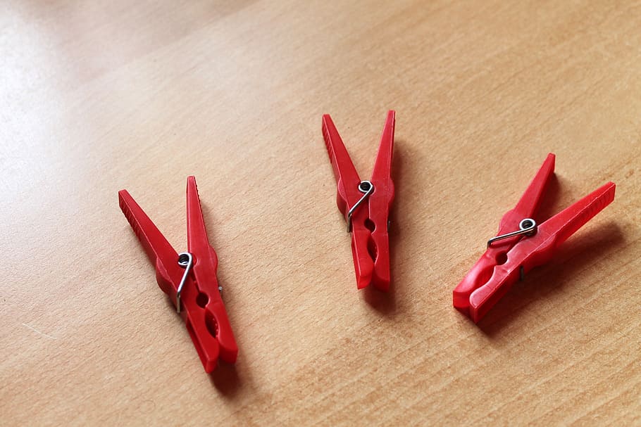 mollette, rosso, morsetto, plastica, in casa, nessuno, tavolo, vista dall'alto, natura morta, avvicinamento, carta, arte e artigianato, legno - materiale, creatività, strumento di scrittura, ufficio, semplicità, mestiere, forniture per ufficio, multicolore, matita, testo, venatura del legno, 1080P