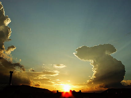nuvole, sole, cielo, tramonto, alba, raggi, blu, orizzonte, uscita sole, nuvole scure, puestade sole, natura, luce, silhouette, nuvola - cielo, luce del sole, bellezza nella natura, scenics - natura, colore arancione, nessuno, la tranquillità, raggio di sole, scena tranquilla, riflesso lente, all'aperto, Inquadratura dal basso, esterno dell'edificio, copia spazio, retroilluminato, inquinamento, 2K, CC0, dominio pubblico, privo di copyright