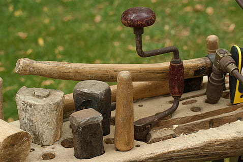 Handwerkzeuge, oben, braun, Gestell, Handwerker, Werkzeuge, Zimmermann, Metall, rostig, Holz - Material, Fokus auf den Vordergrund, alt, keine Leute, Tag, Nahansicht, draußen, Eisen - Metall, Bank, Gewichte, Sonnenlicht, Maschinen, Stärke, verwittert, Gewichtsskala, Natur, Gewicht, 4K, CC0, gemeinfrei, lizenzfrei