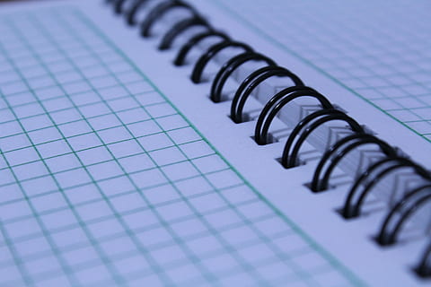 Frühling, Notizbuch Papier, Frühling Notebook, Papier-, schwarzer Frühling, Hintergrund, Objekt, Nahansicht, keine Leute, Tinte, Spiralblock, selektiver Fokus, Spiral-, Notizblock, drinnen, Buch, Geschäft, Bildung, Blau, Seite, extreme Nahaufnahme, Veröffentlichung, Technologie, liniertes Papier, Studioaufnahme, zwei Objekte, leer, 1080P, CC0, gemeinfrei, lizenzfrei
