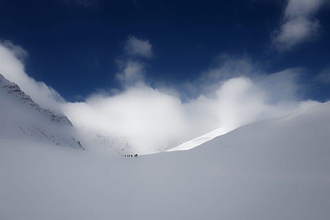 Munte, zăpadă, iarnă, nori, cer, oameni, bărbați, schior, schi, alpinism, nor - cer, temperatura rece, scenice - natura, frumusețe în natură, scenă non-urbană, o scenă liniștită, mediu inconjurator, de munte, peisaj, zi, liniște, natură, un munte acoperit de zăpadă, nici o persoana, conifer, varf de munte, pârtie de schi, Statiune de schi, 5K, CC0, domeniu public, fără drepturi de autor
