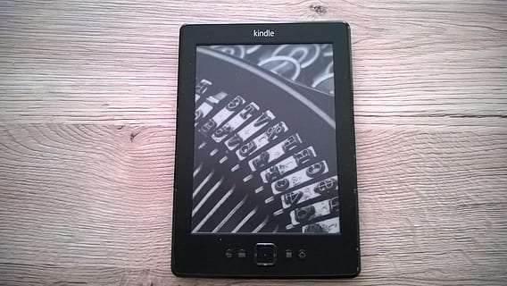 Amazon, Kindle, E-Knygos skaitytojas, „Amazon“, pakurti, e-knyga, skaitytojui, juoda, medinis stalas, komunikacijos, technologijos, patalpose, nėra žmonių, Iš arti, dieną, ryšį, belaidžio ryšio technologija, lentelė, nešiojamas informacijos įrenginys, numeris, skaičiuoklė, kompiuteris, tiesiogiai virš, išmanusis telefonas, Mobilusis telefonas, aukšto kampo vaizdas, mediena - medžiaga, tekstą, natiurmortas, telefonu, elektros įranga, klaviatūra, apskaičiuoti, 2K, CC0, Viešasis domenas, nemokamai